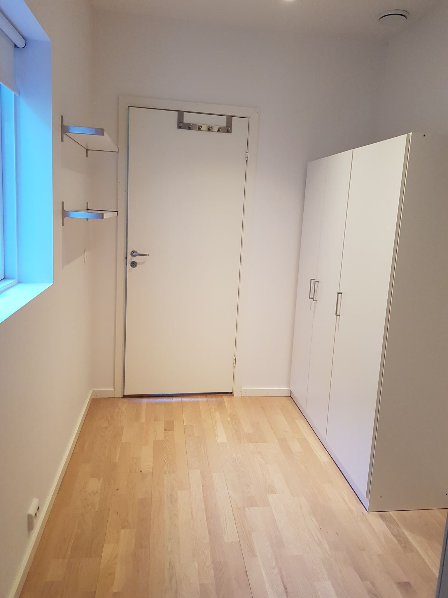 Soverom 2. Stort garderobeskap. Seng 120 cm. Galleribilde