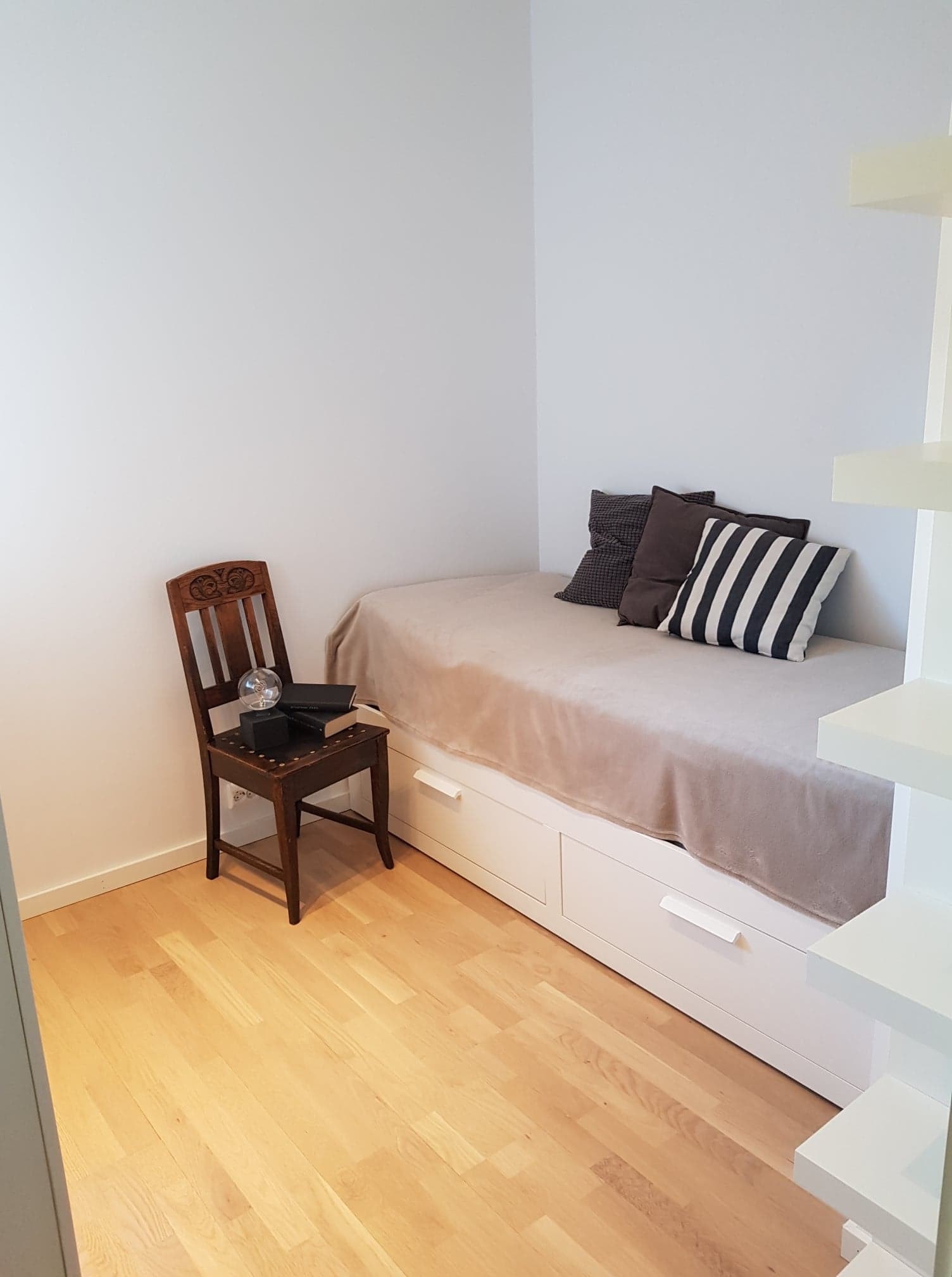 Soverom 1. Godt med garderobeplass og seng som kan utvides til dobbeltseng. Galleribilde