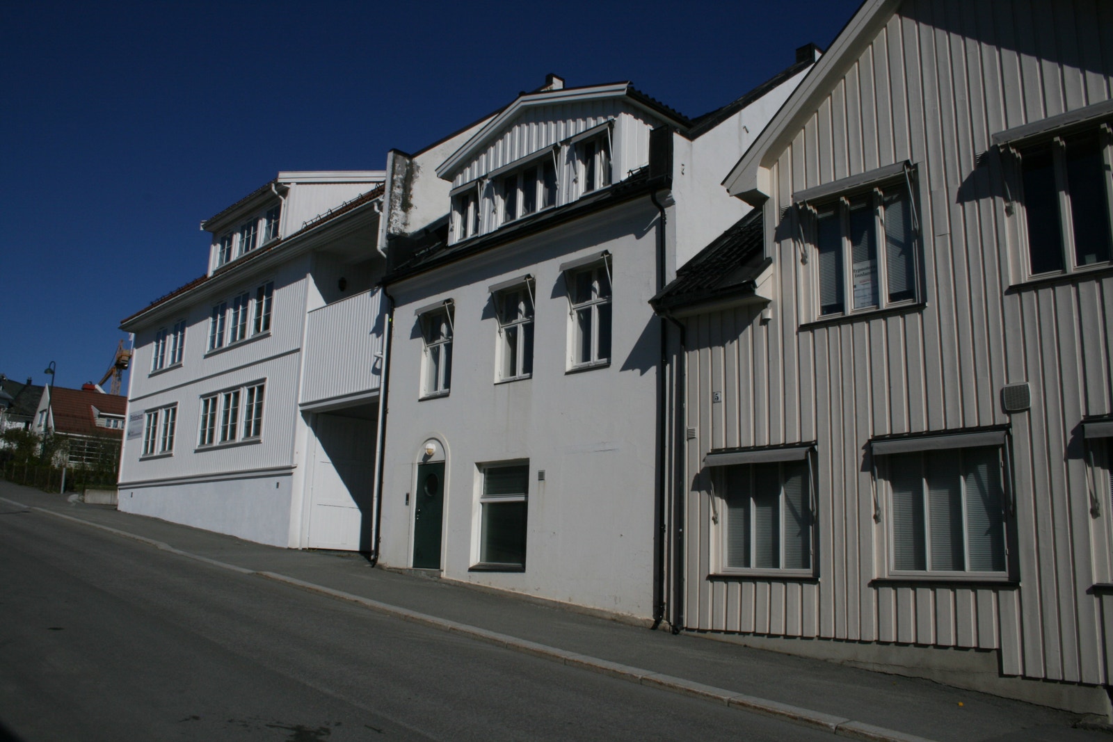 Inngang Ibsensgate, grønn dør opp til 2. etasje! Galleribilde