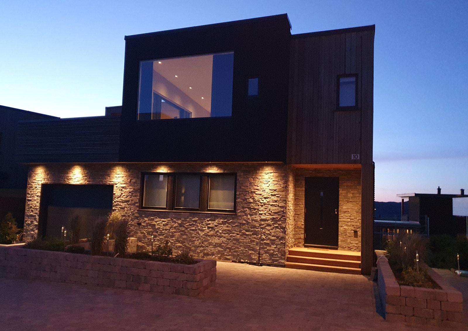 Fasade når mørket faller på Galleribilde