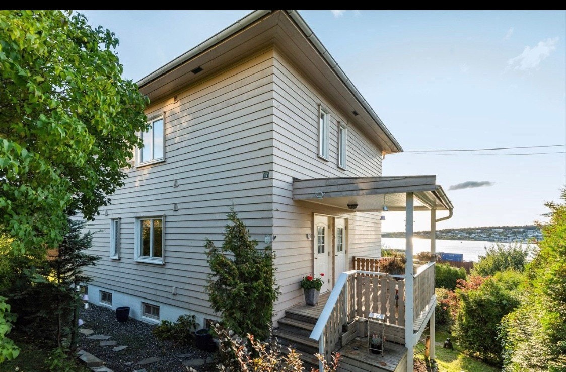 Egen inngang til hybelen under hovedinngang Galleribilde