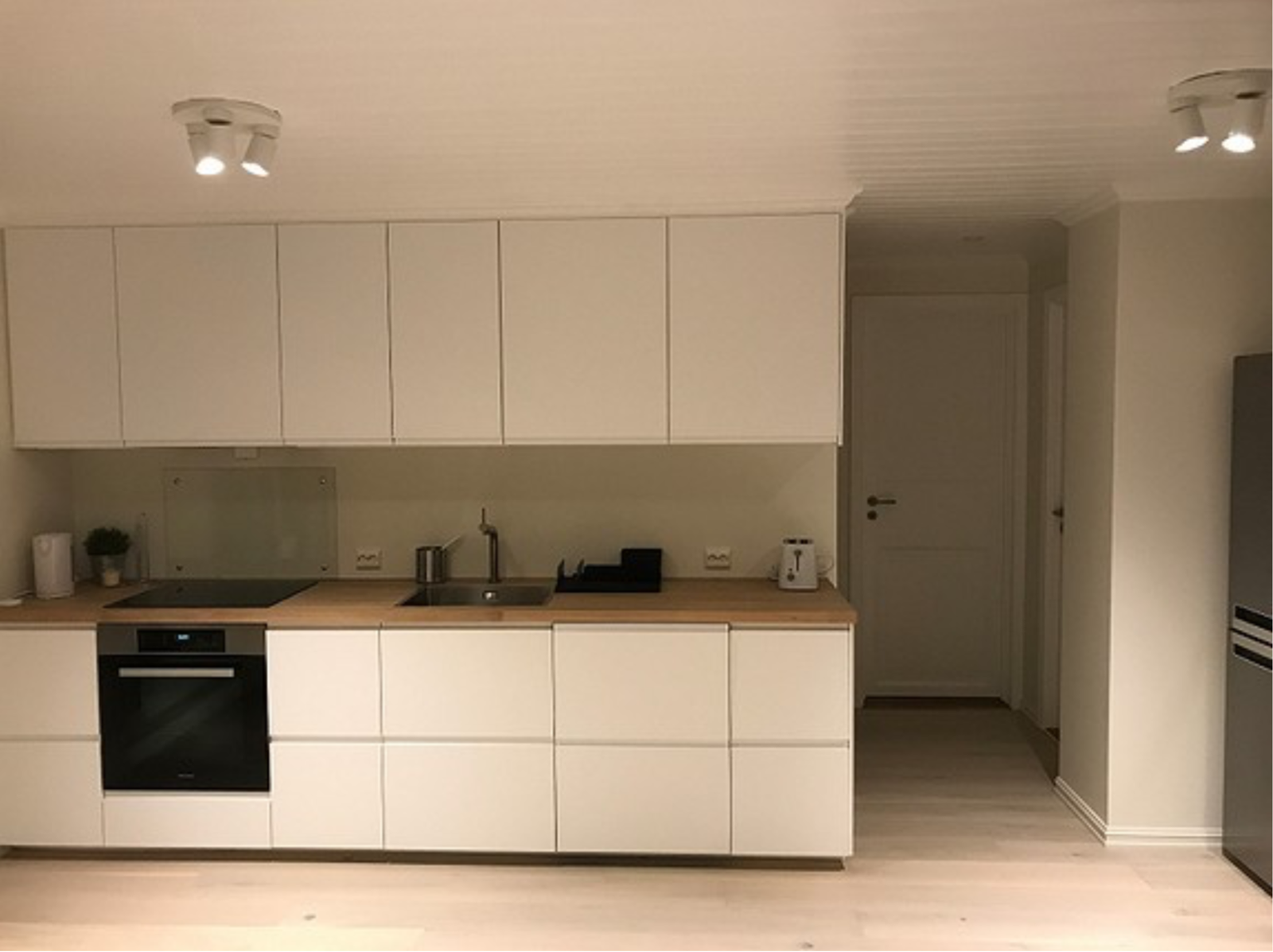 Stort kjøkken med integrert oppvaskmaskin og mye skapplass Galleribilde