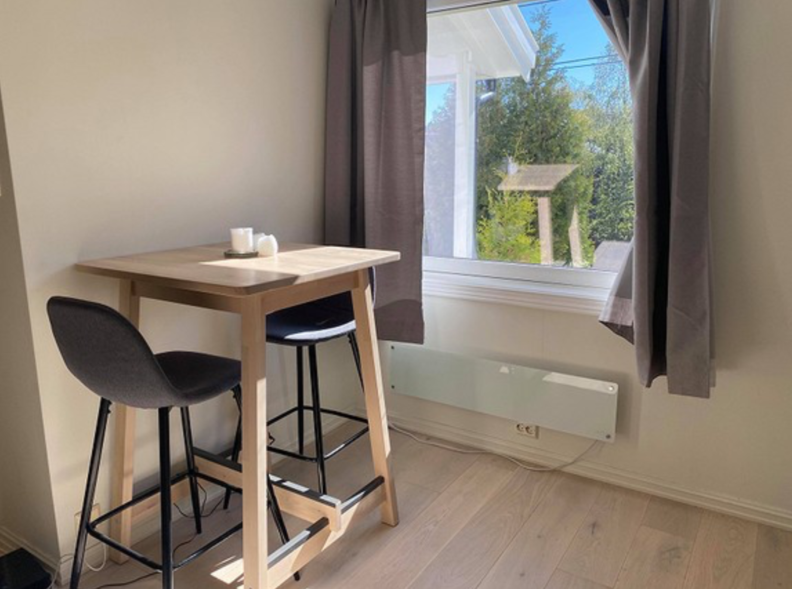 Barbord/stoler på kjøkkenet følger med Galleribilde