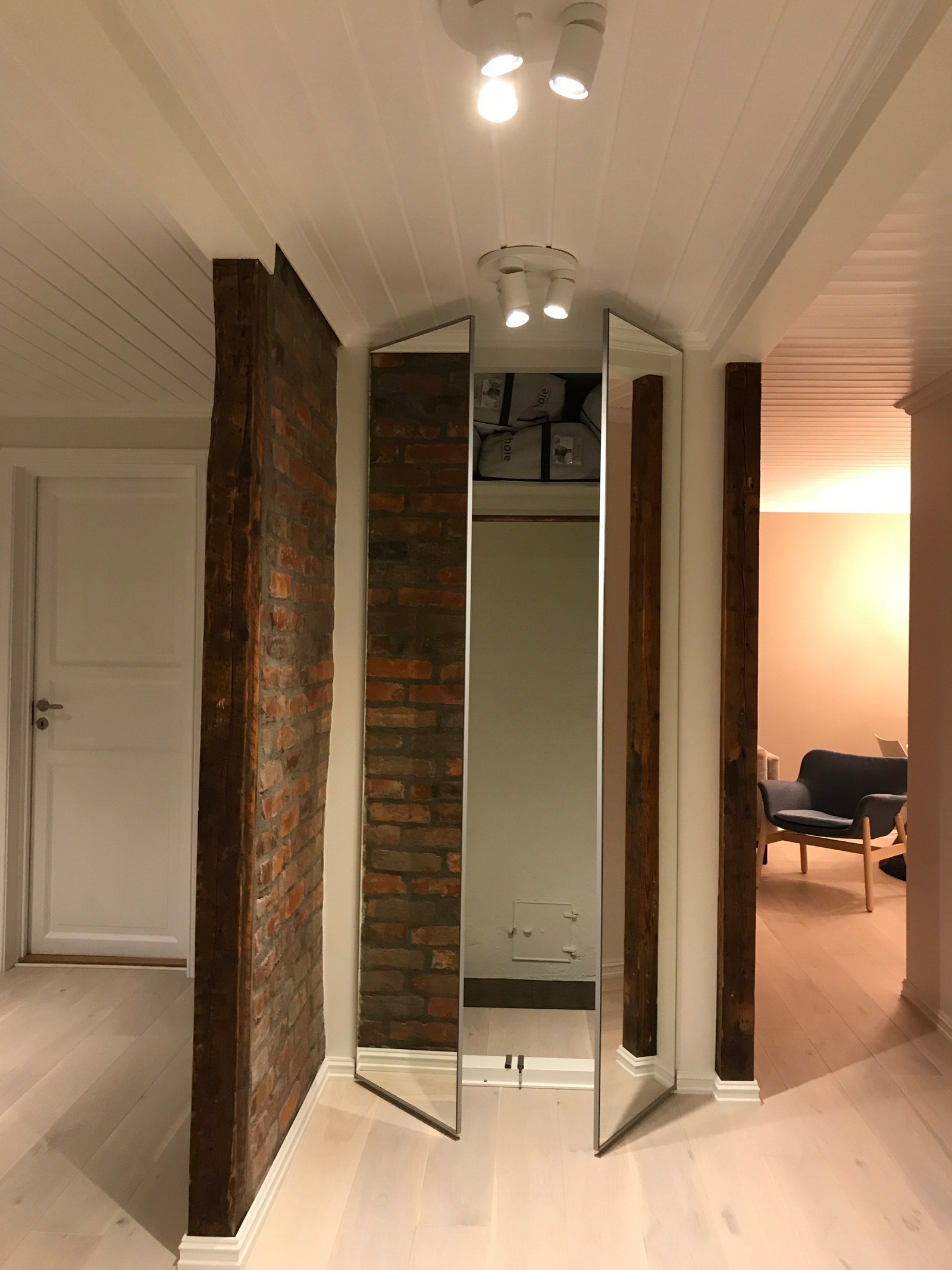 Inngang med stort skap/speil Galleribilde