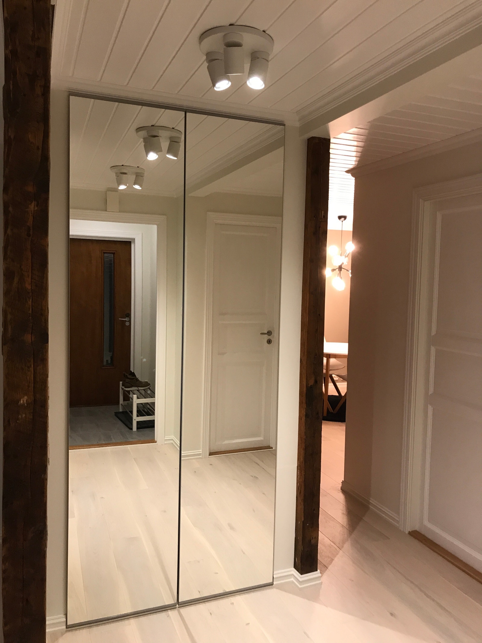 Inngang med stort skap/speil Galleribilde