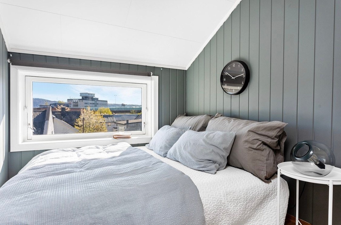 Flott soverom med stort vindu og plass til en stor dobbeltseng Galleribilde