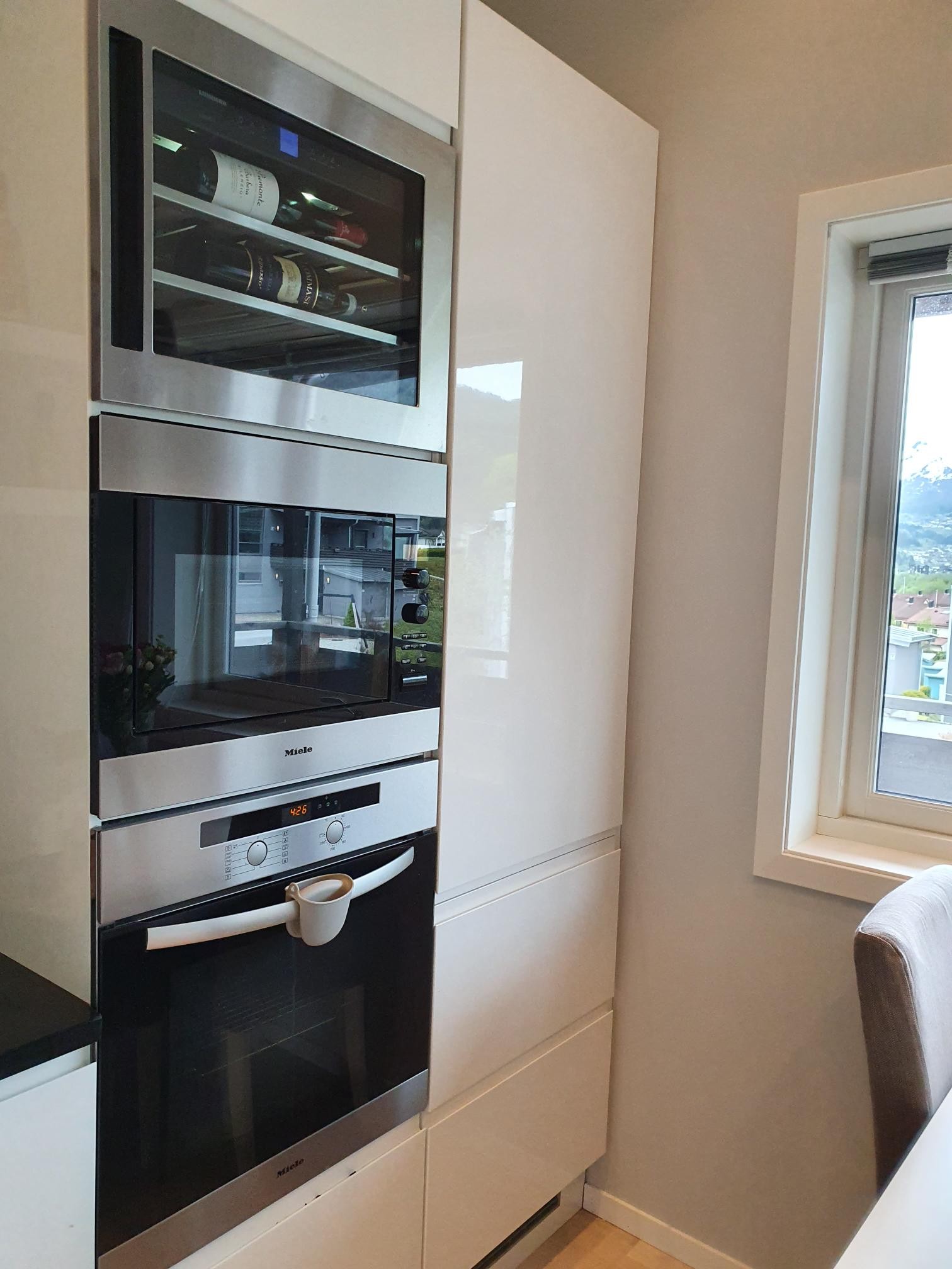 Kvitevarer frå Miele. Kombikjøl og vinkjøl. Galleribilde