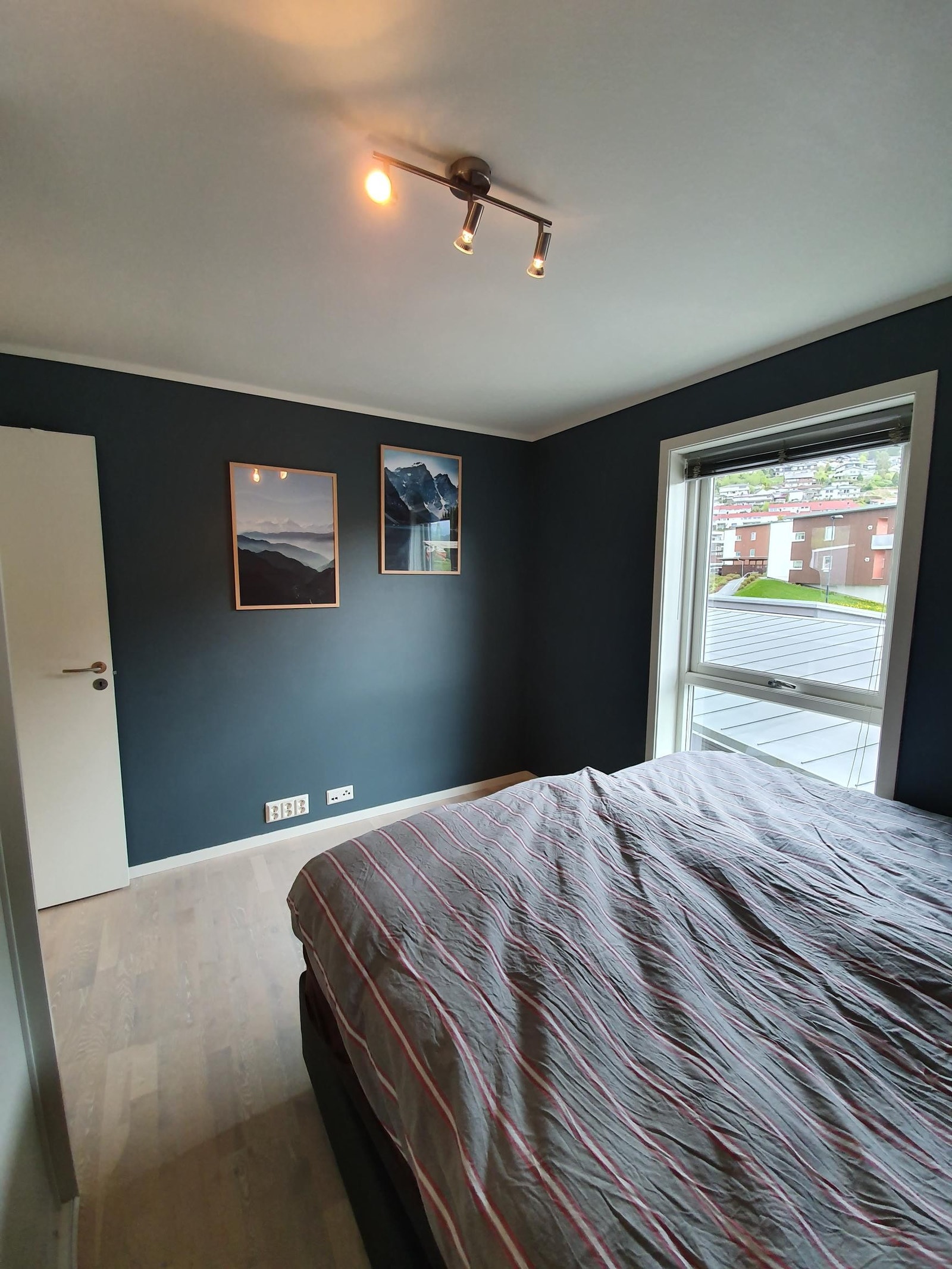 Også uttak til nettverk og stikk (kontor) Galleribilde