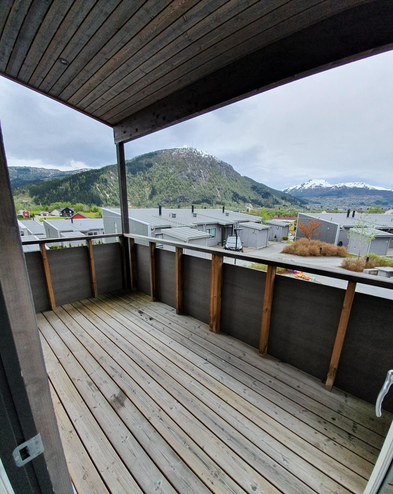 Romsleg altan med plass til grill og utemøblar Galleribilde