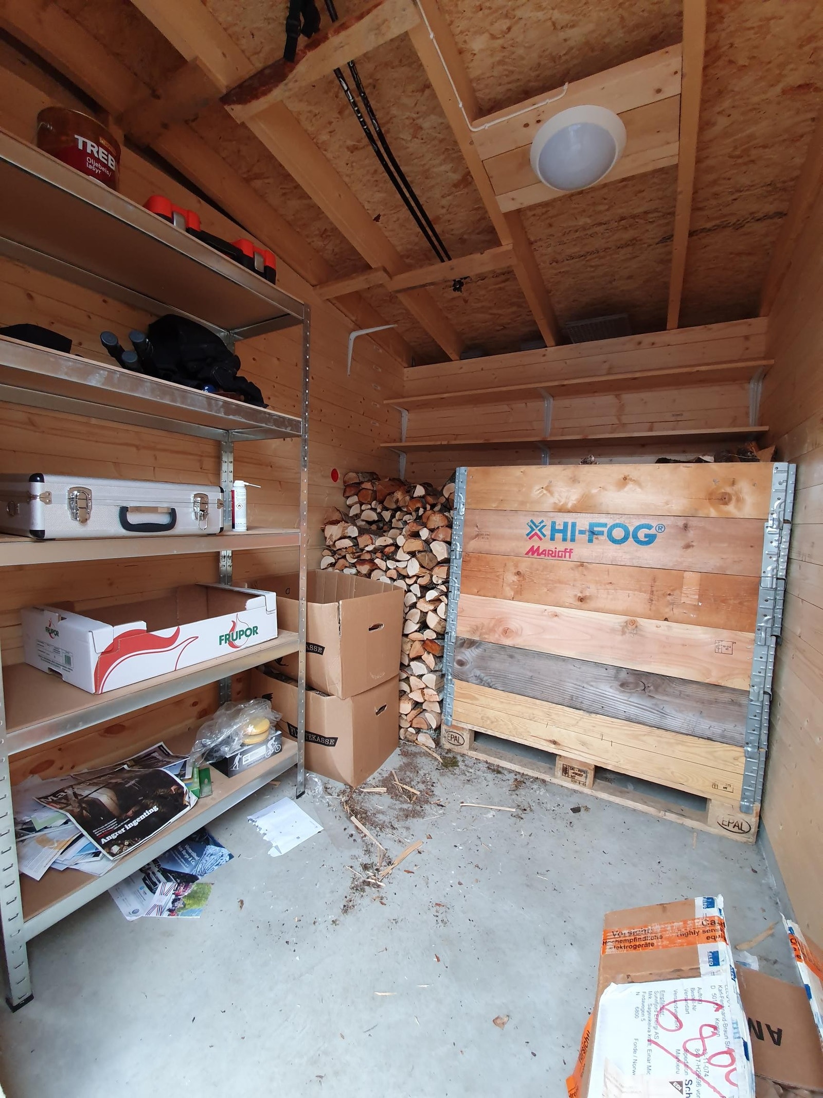 Romsleg utebod med ved Galleribilde