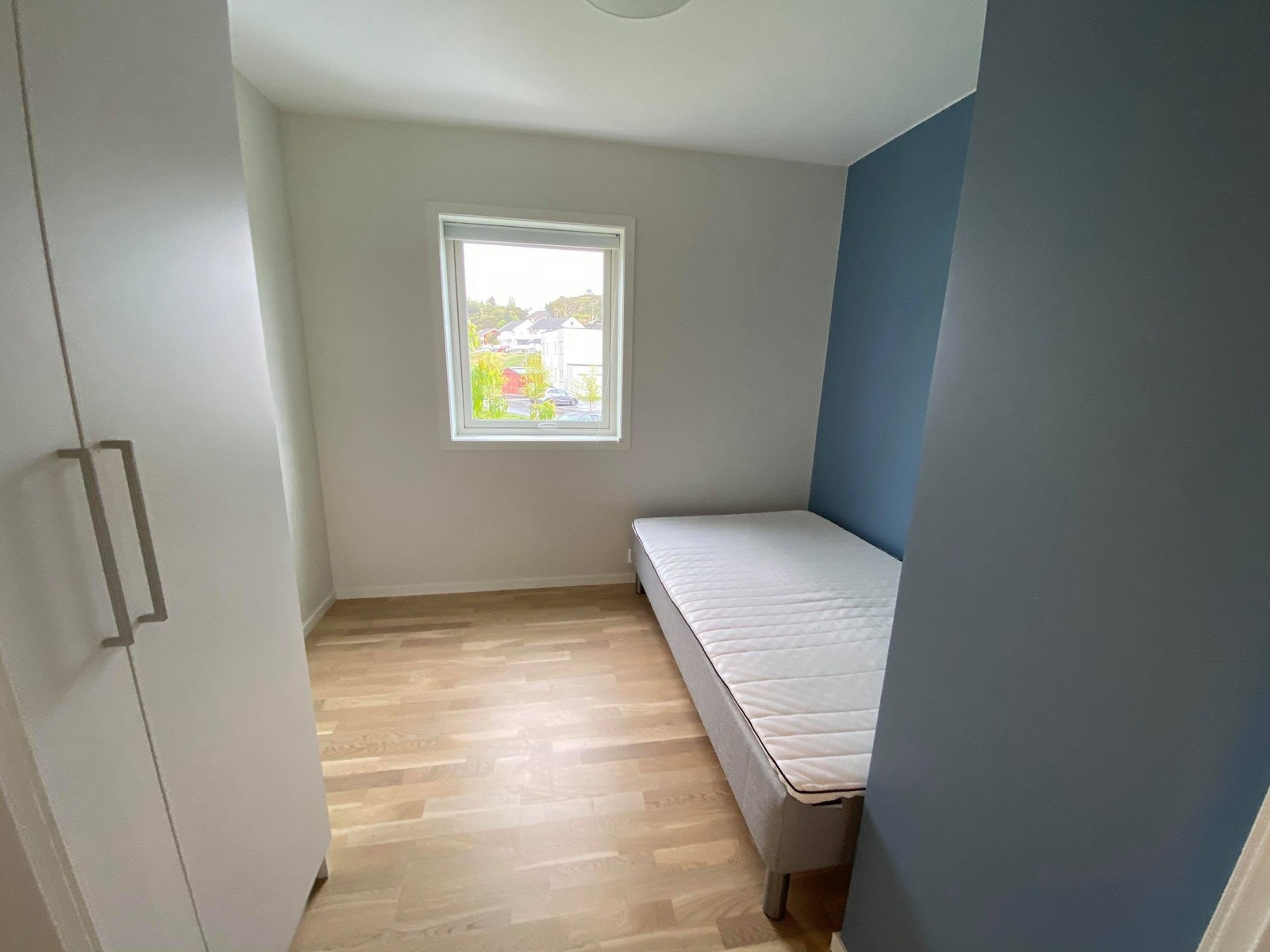 Soverom med garderobeskap og uttak for internett Galleribilde