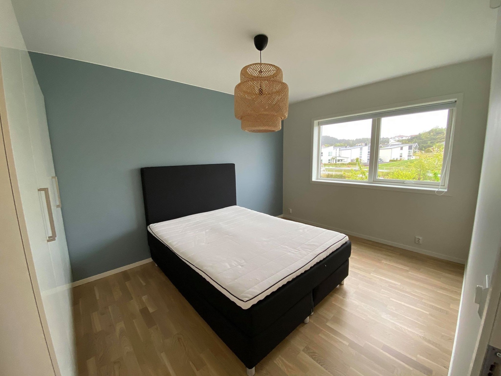 Hovedsoverom med 3 garderobeskap Galleribilde