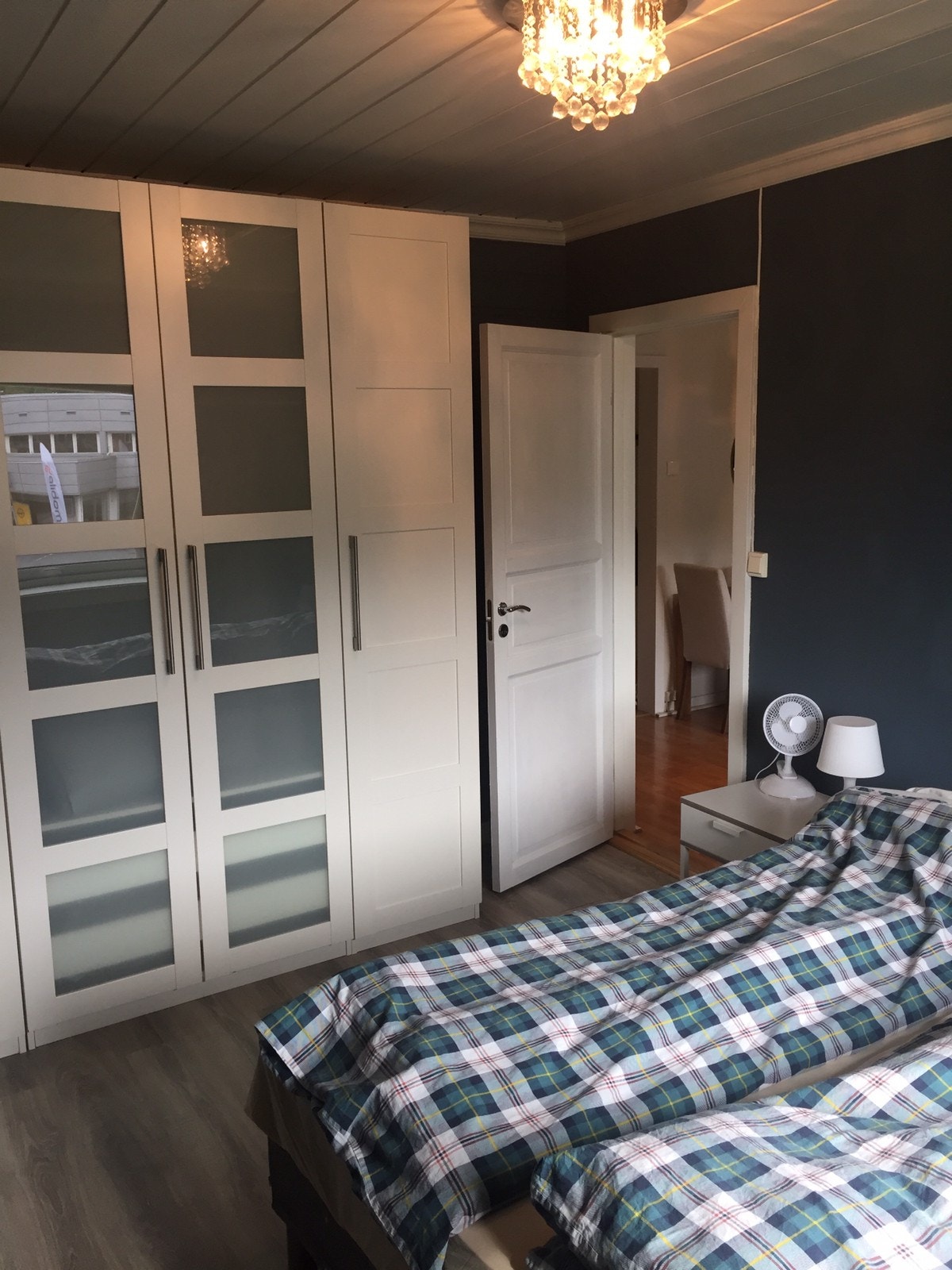 Soverom 1. Store og flotte garderobeskap. Nyoppusset rom. Galleribilde