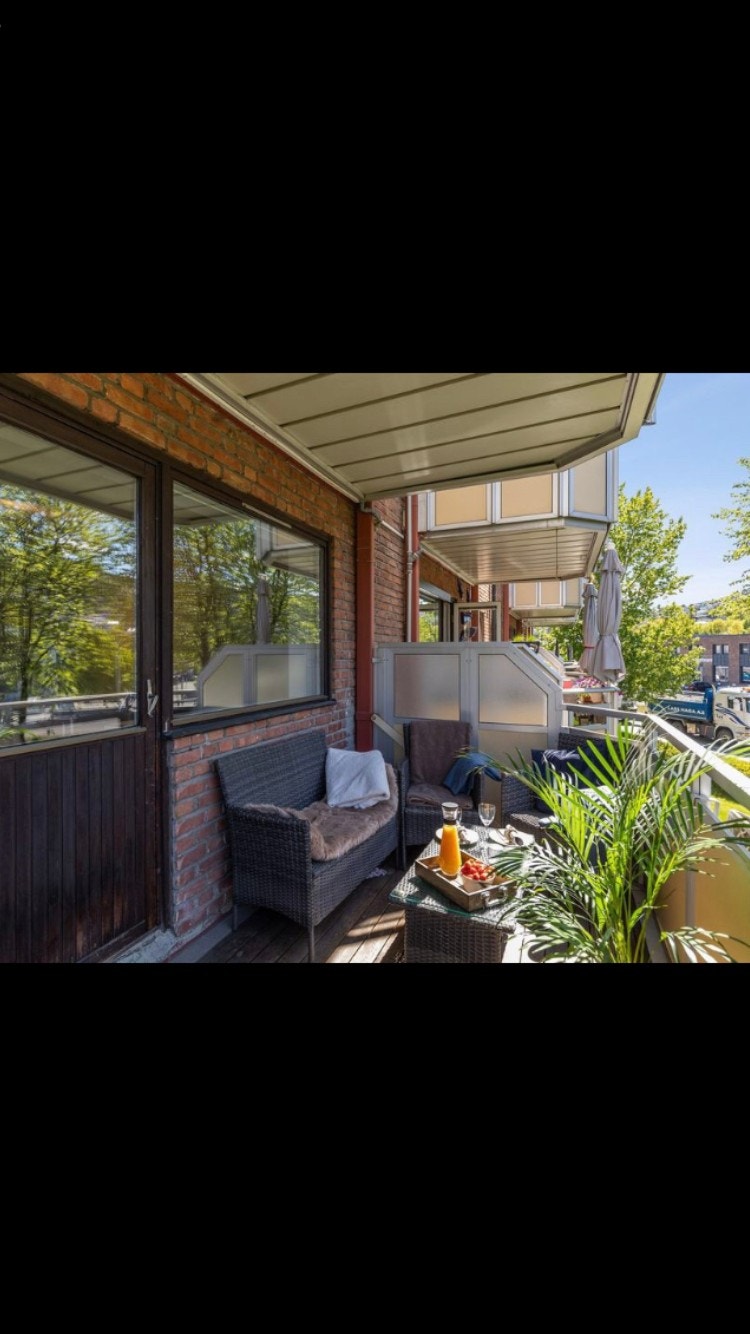 Bilde av liknende terasse. Sol store deler av dagen. Balkongen er 8 kvm. Galleribilde