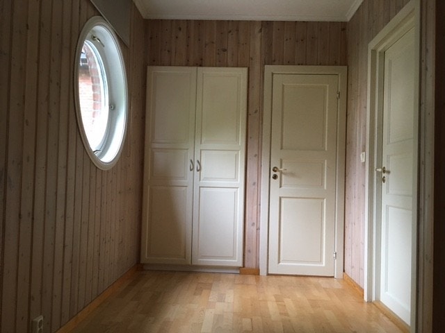 Hovedsoverom mot garder.skap og dører mot hhv garderobe eller bod og mot stuen Galleribilde