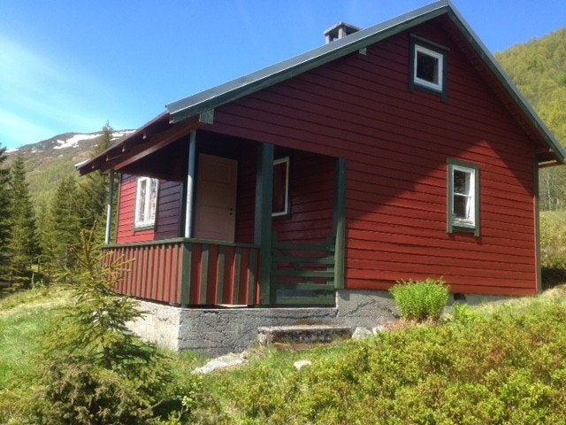 Hytten fra siden - retning Ålesund Galleribilde