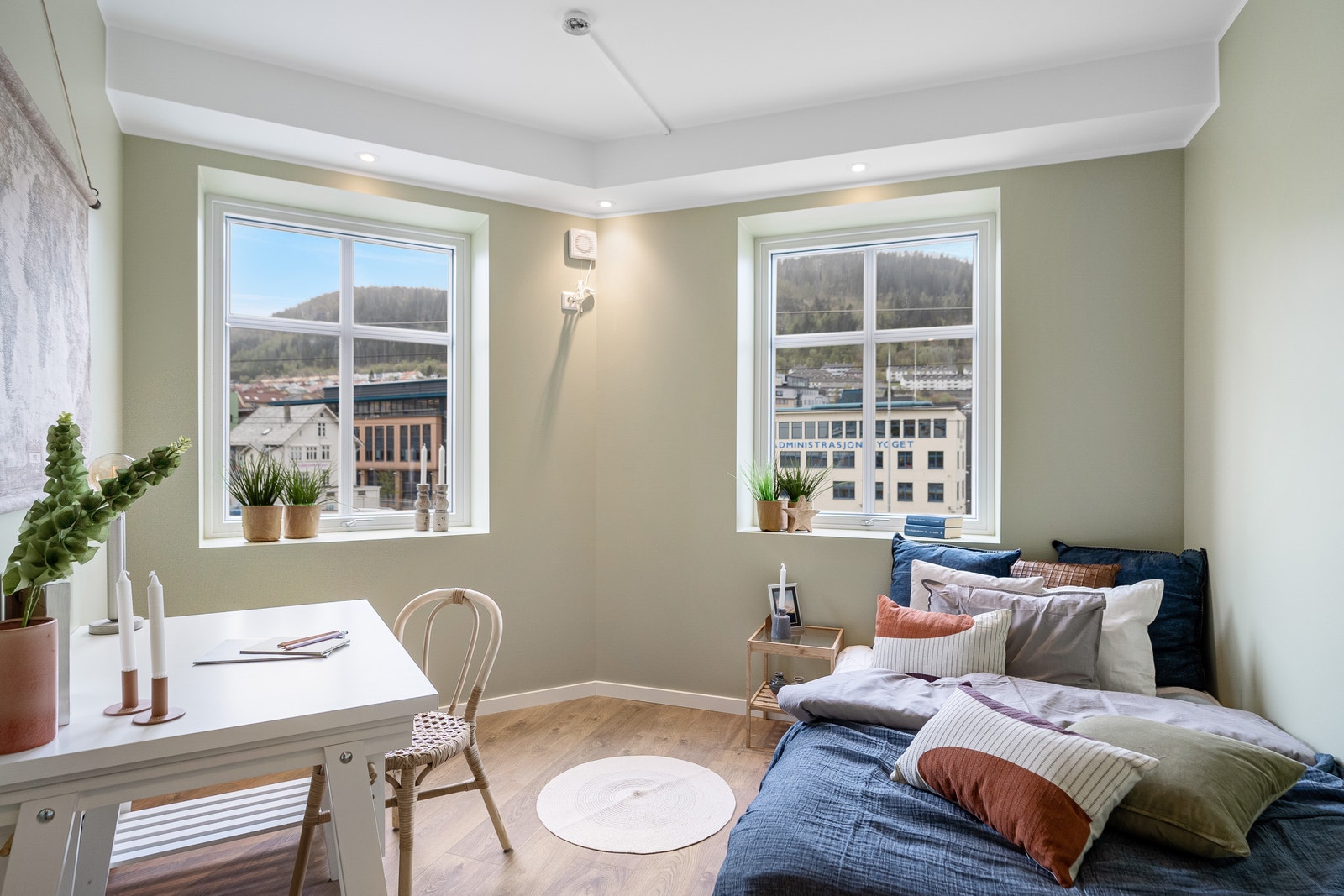 DETTE ROMMET BLIR LEDIG. Store lyse rom med støydempene vinduer Galleribilde