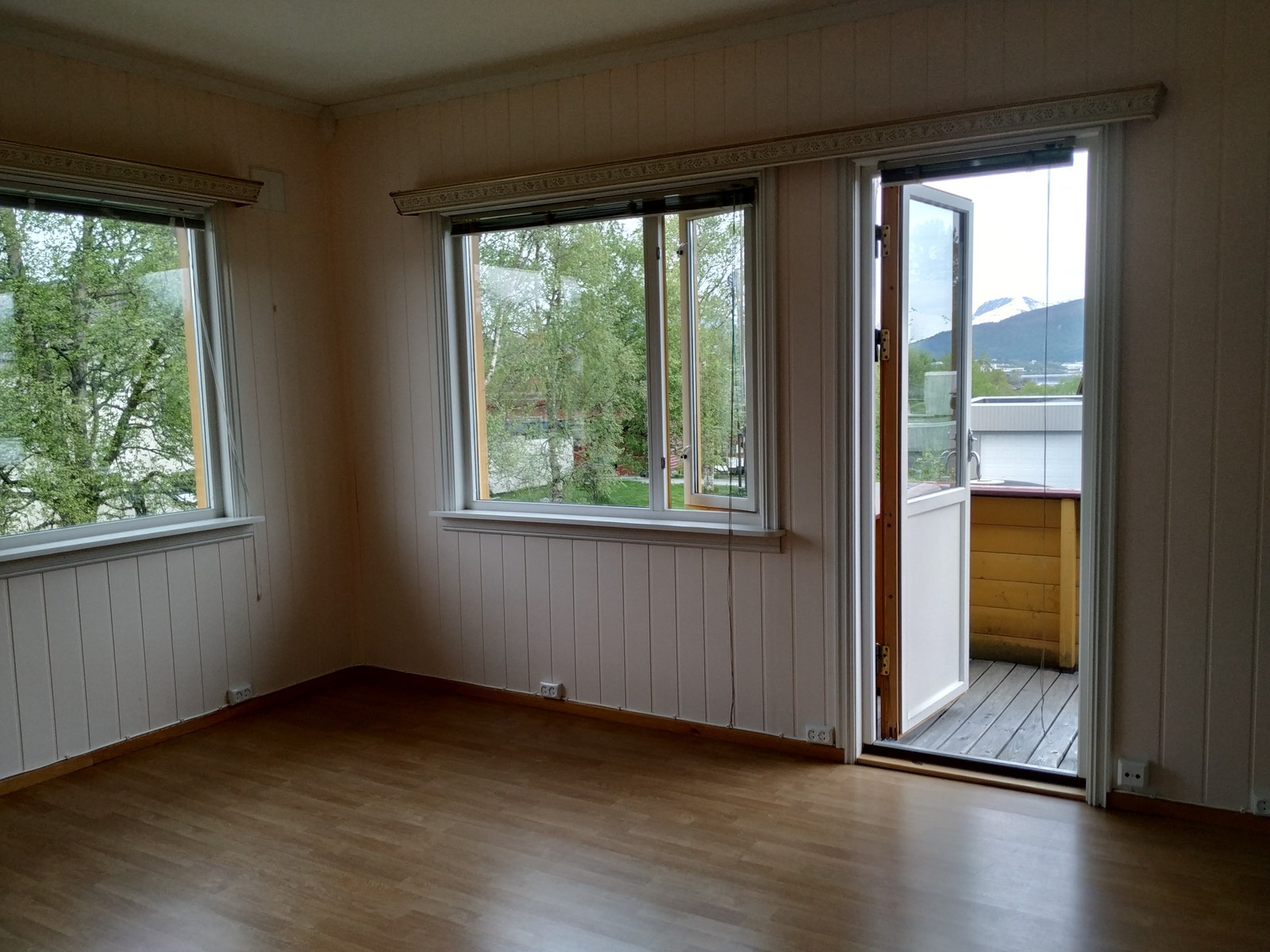 Utgang til balkong fra stue Galleribilde