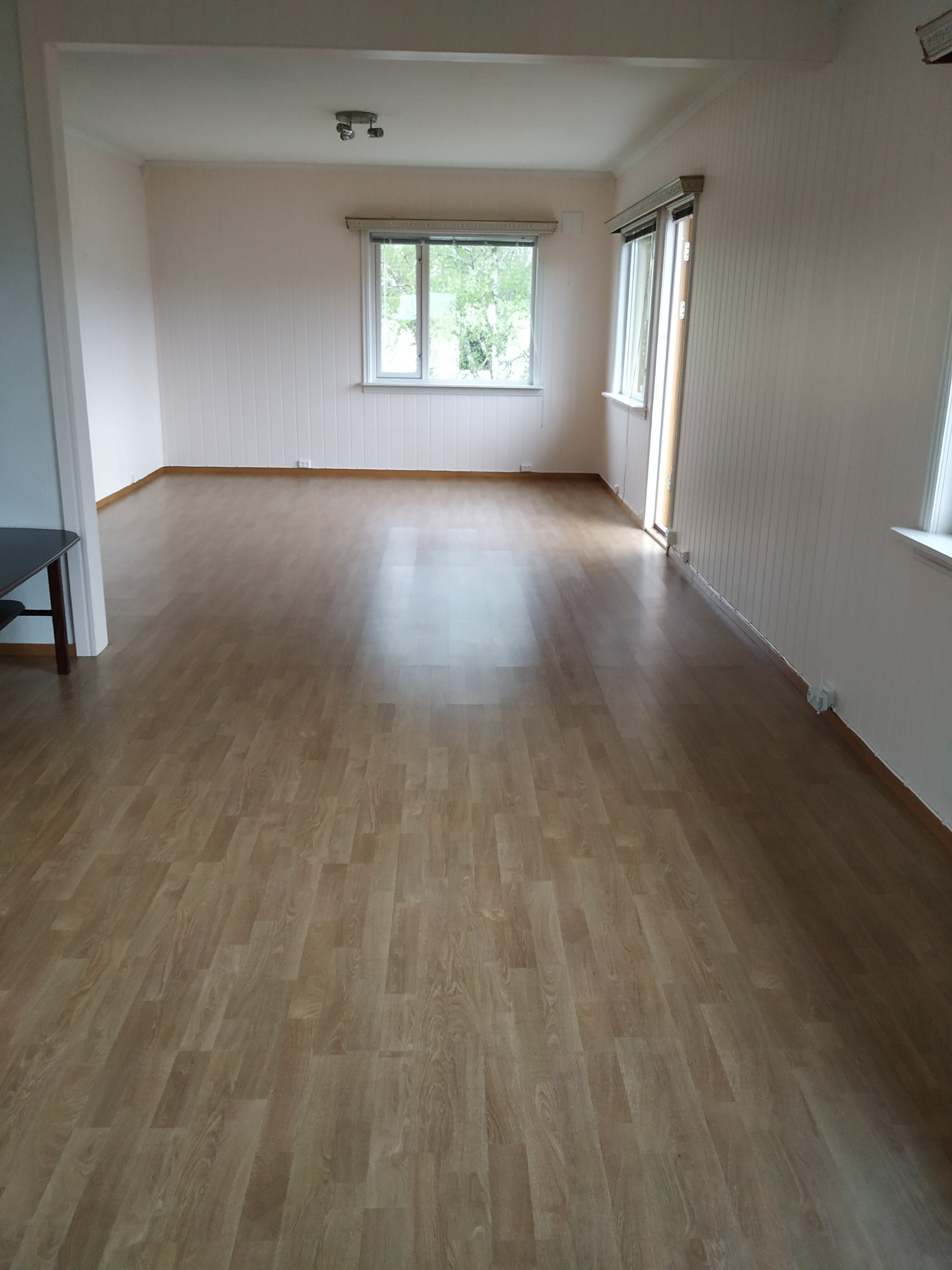 God plass på stua (sørvendt) med utgang til egen balkong.
Ny varmepumpe montert på veggen. Galleribilde