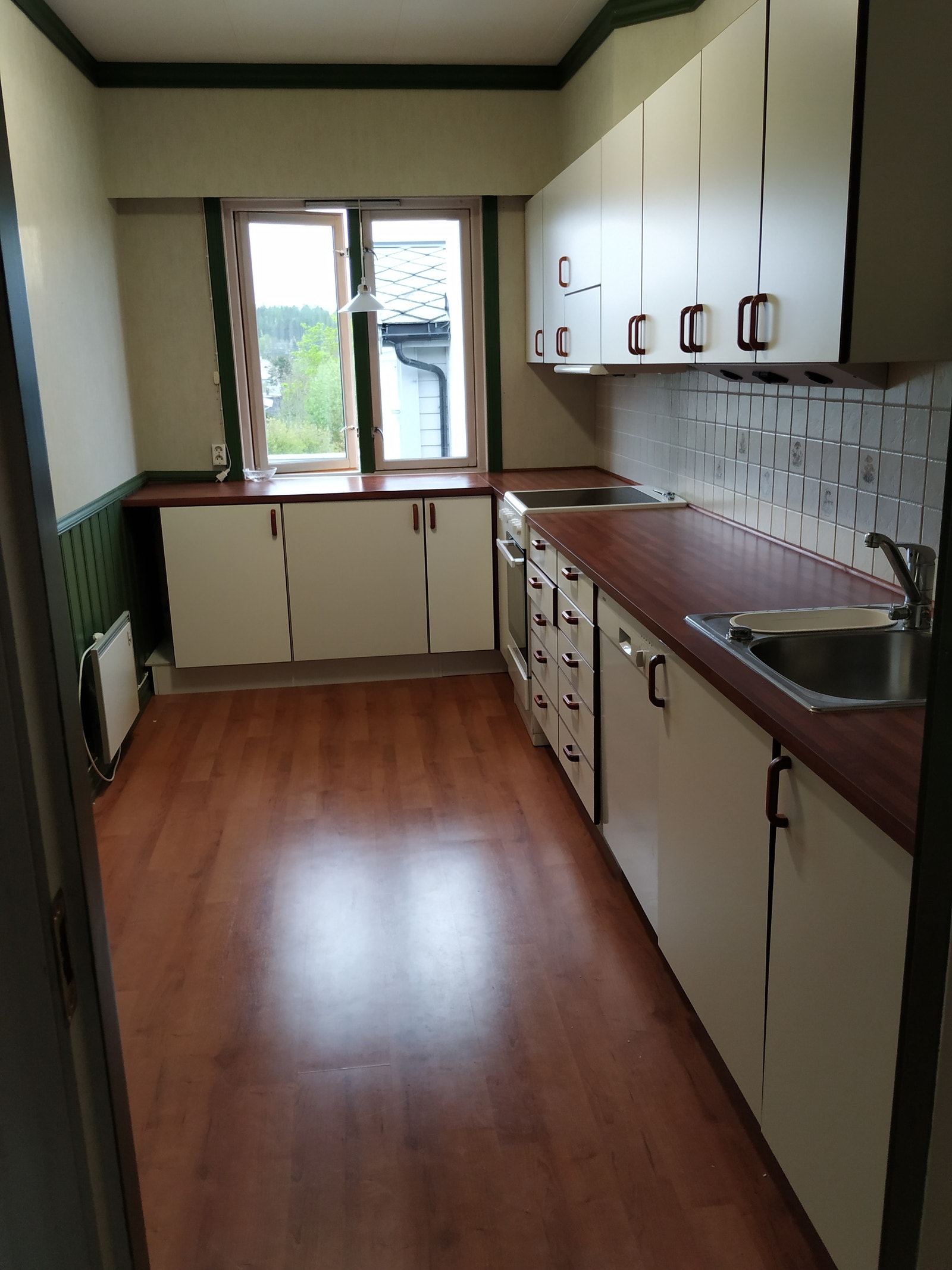 Kjøkken med ny komfyr aug 2019 og nytt kjøleskap 2020. Galleribilde