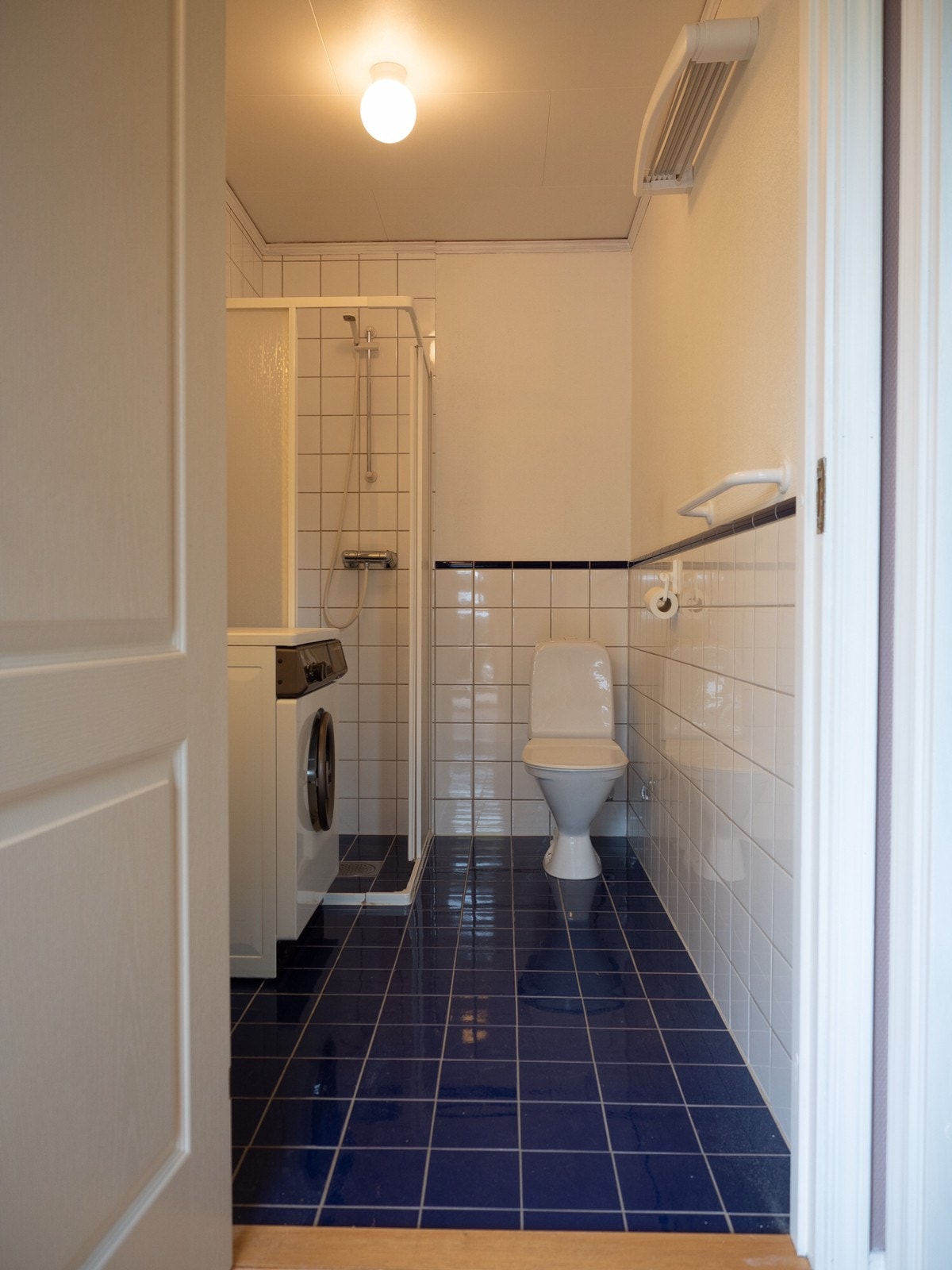 Baderom med vaskemaskin Galleribilde