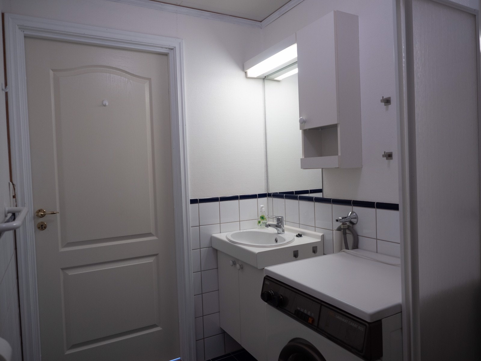 Baderom med vaskemaskin Galleribilde