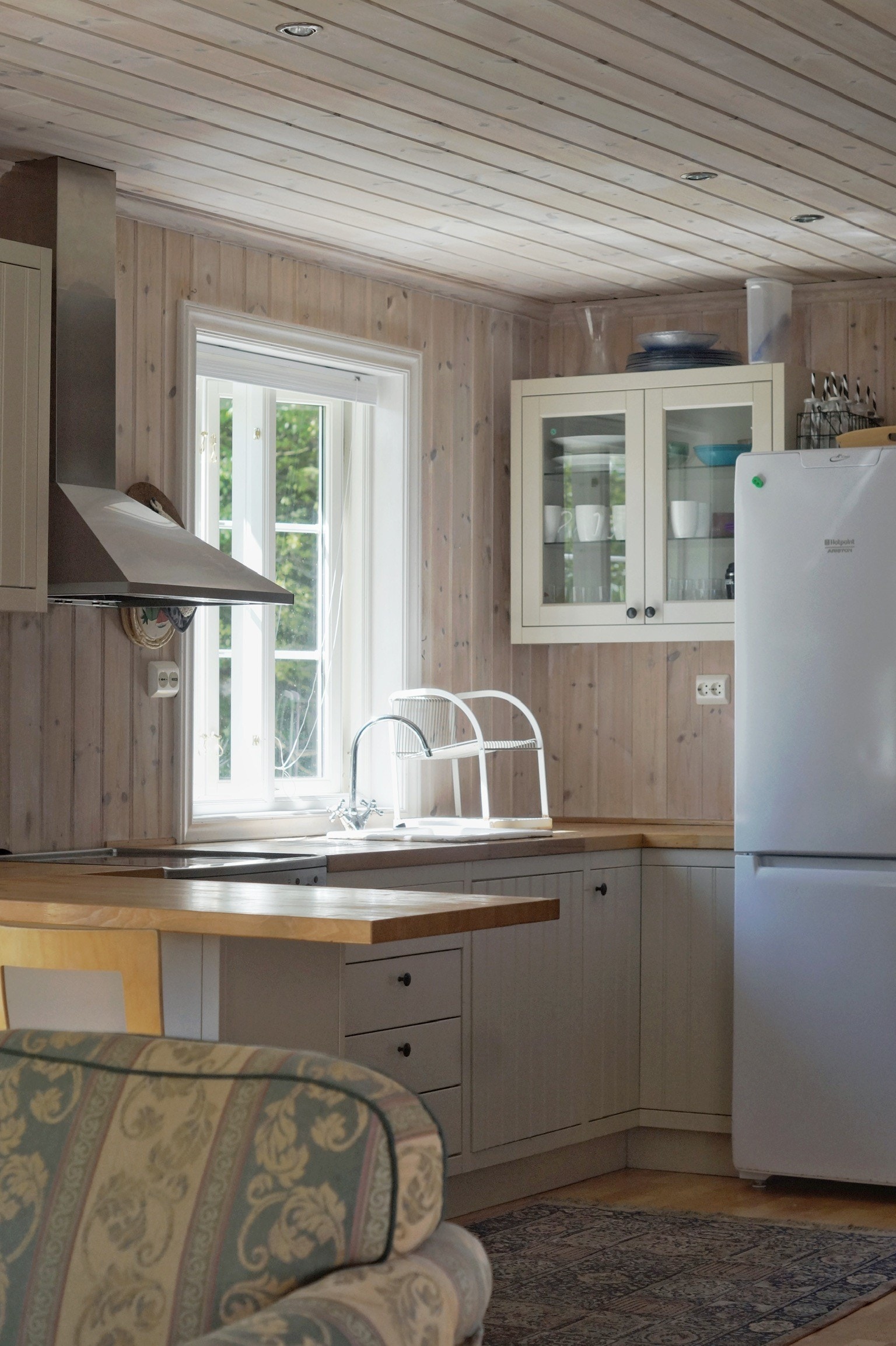 Kjøkken med kaffetrakter, kjøleskap og komfyr Galleribilde