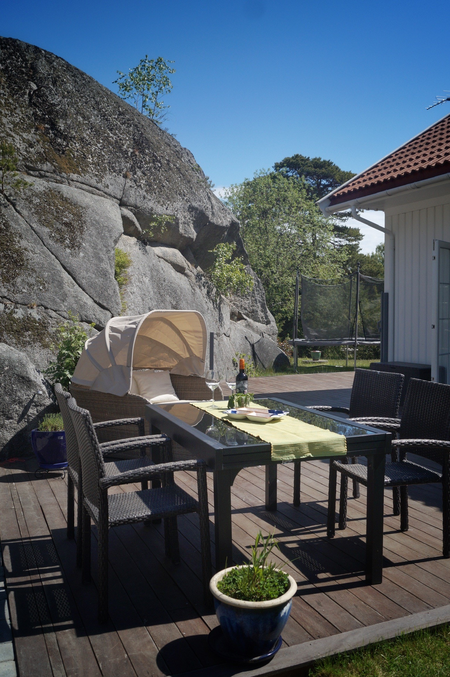 Spiseplass ute. Hytten har ett bord til og flere stoler Galleribilde