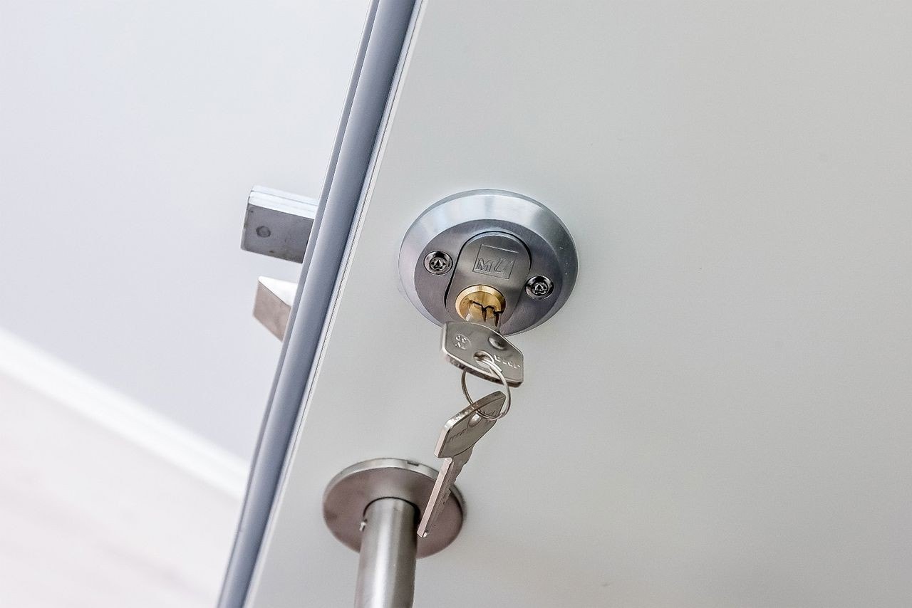 Lydisolerende ytterdør med egen lås og nøkkel på alle soverom Galleribilde