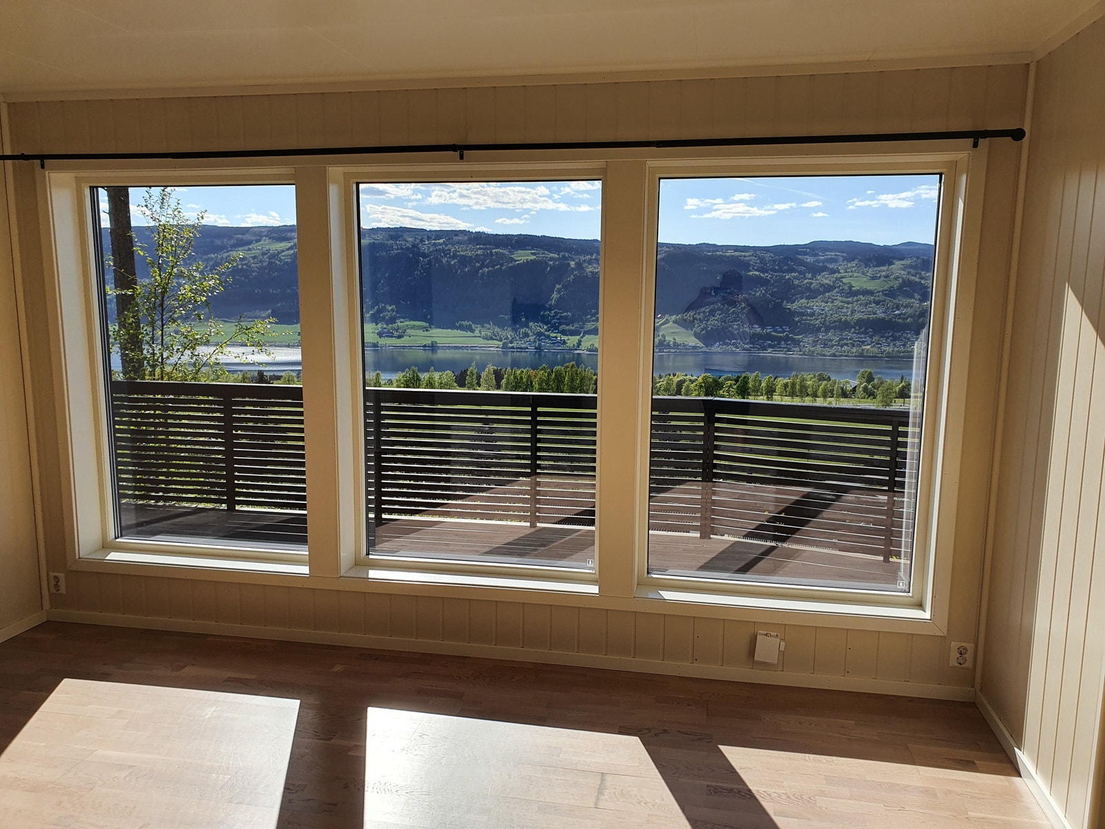 store vinduer og flott utsikt fra stue Galleribilde