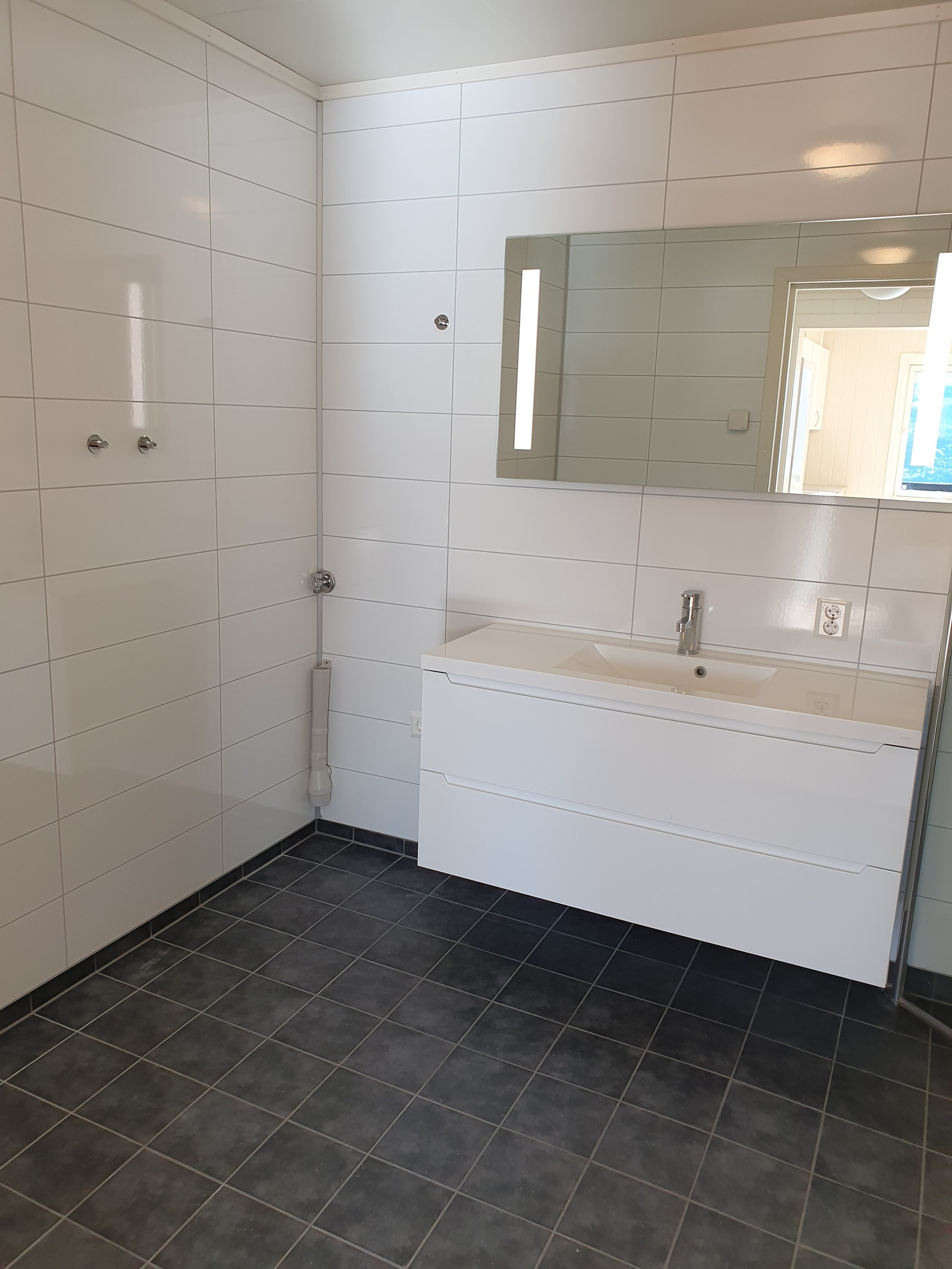 Bad, med opplegg for vaskemaskin Galleribilde