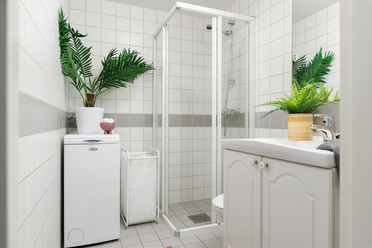 Bad med varmekabler og dusj hjørne. Det er i nyer tid installert en større vaskemaskin og tørketrommel. Galleribilde