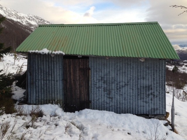 Eldre setrerfjøs med blikkplater, der bindingsverket er definert som kulturminne. (SEFRAK-bygg) Galleribilde