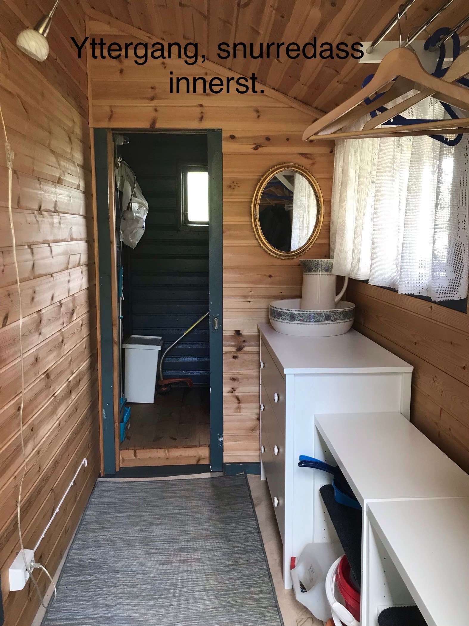 Yttergang, innerst toalettrom med snurredass. Galleribilde