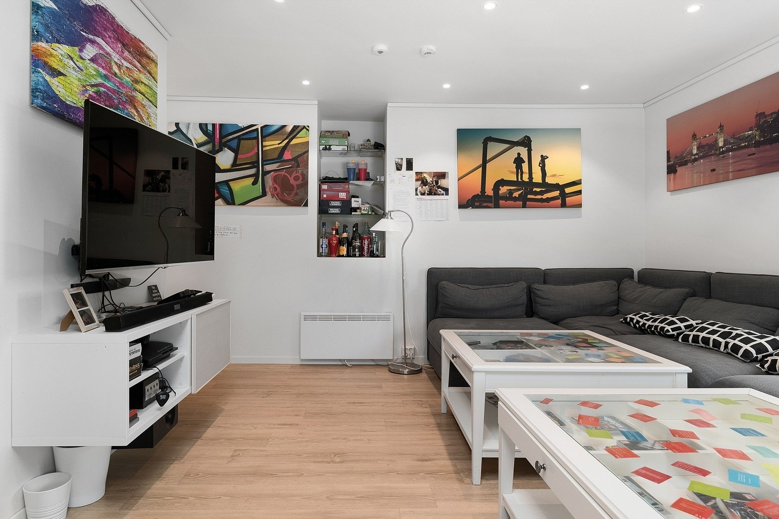 Stor felles stue med tv/stereo. Galleribilde