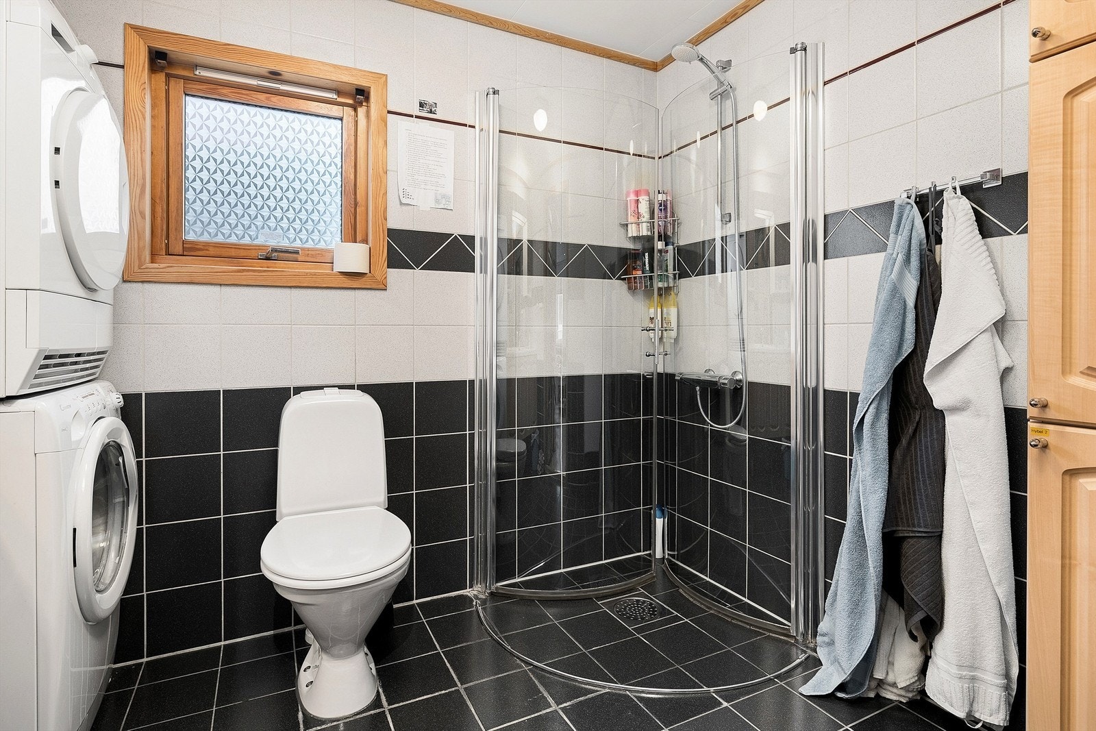 Bad 2. etg. med vaskemaskin og tørketrommel. Galleribilde
