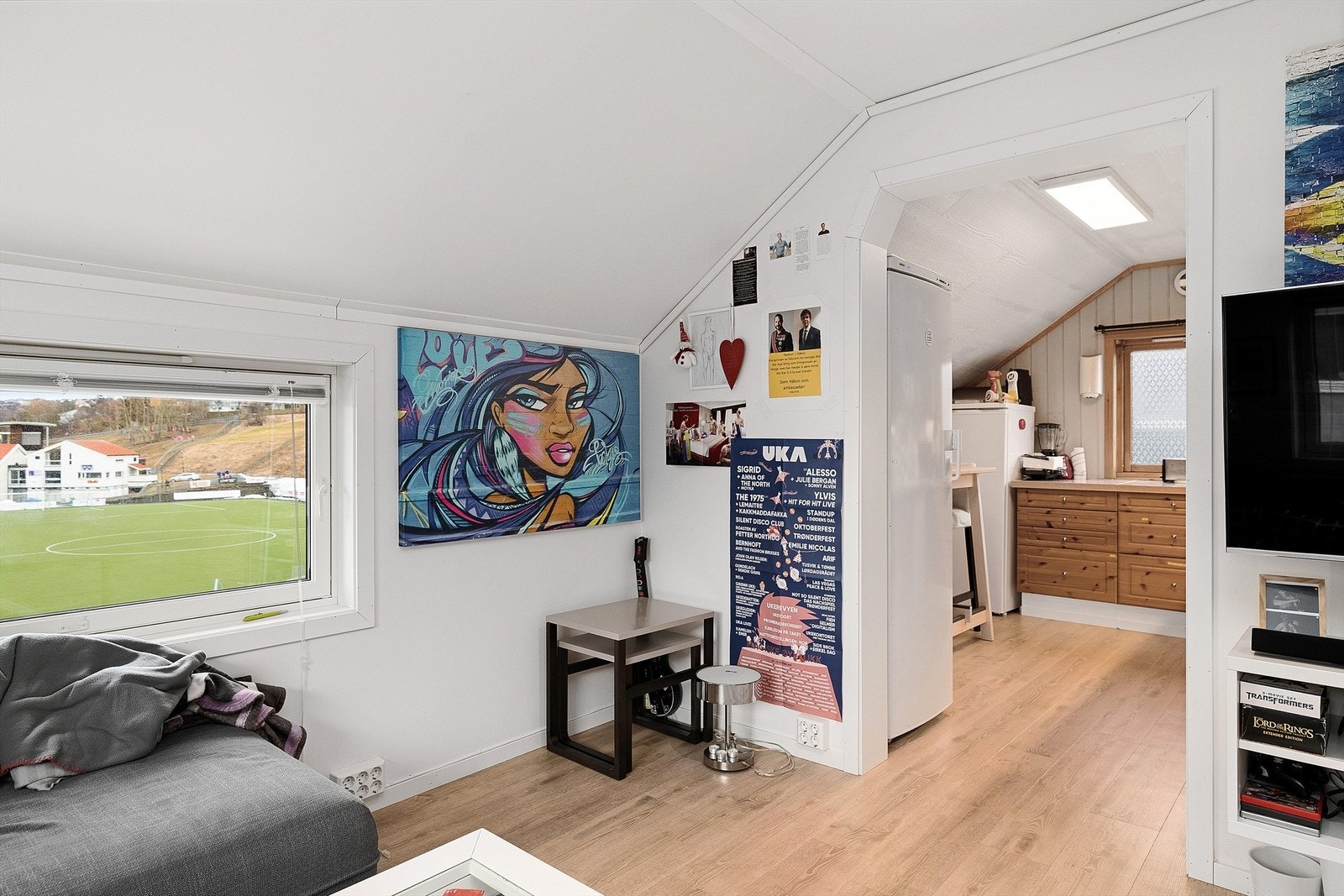 Stor felles stue med tv/stereo. Galleribilde