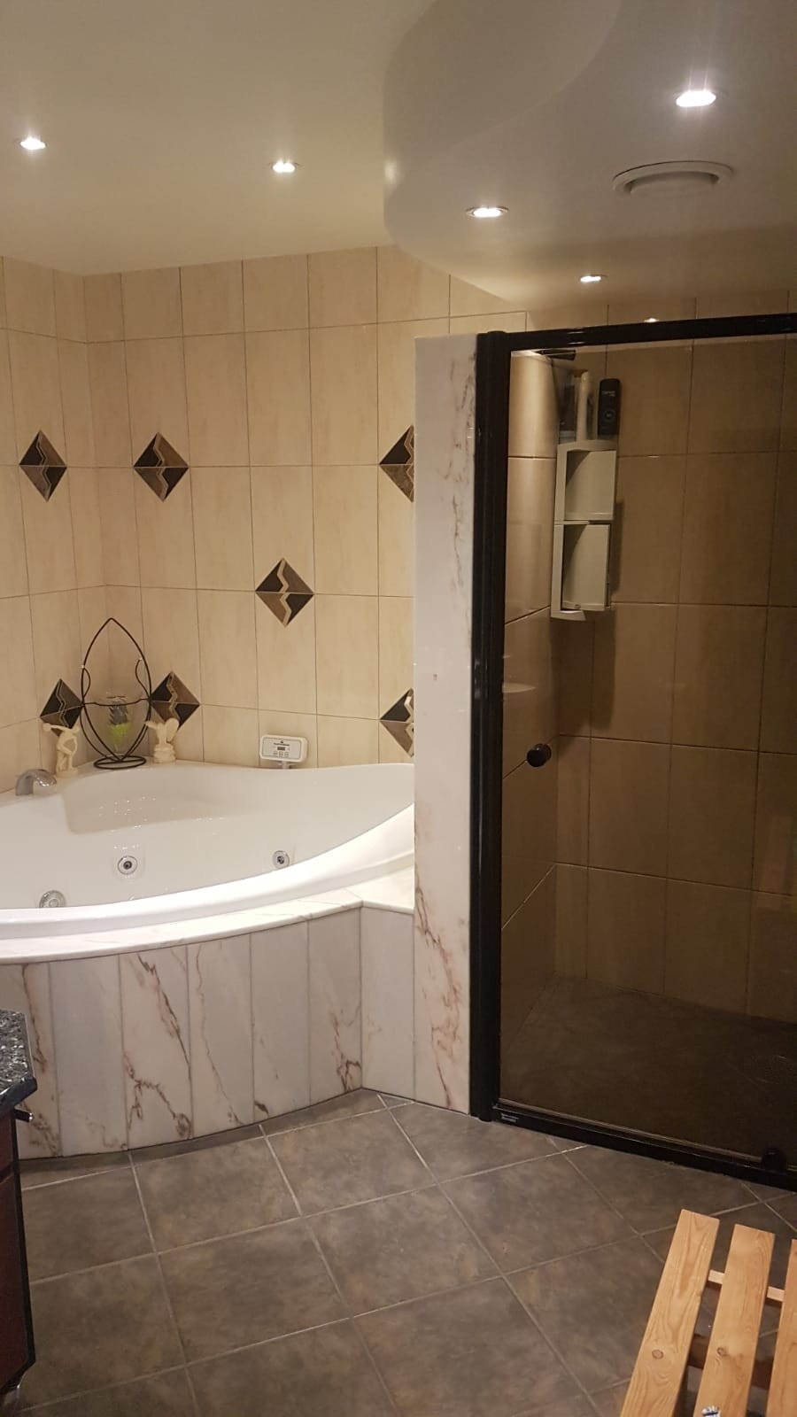 Dusjhjørne og boblebad Galleribilde