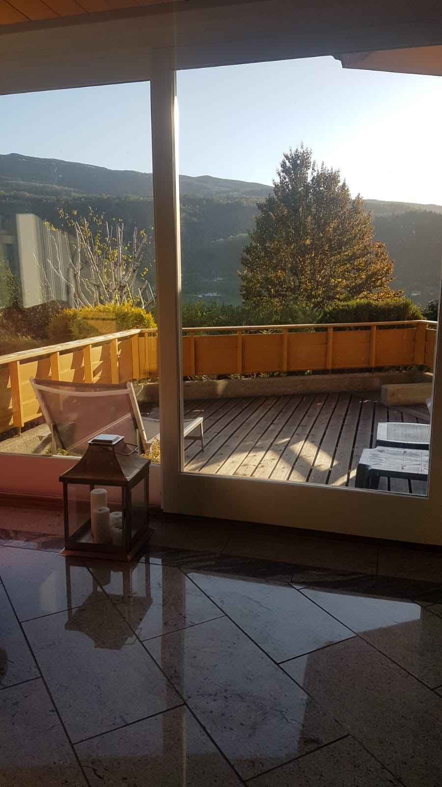 Terrasse med solseng og sittegruppe Galleribilde