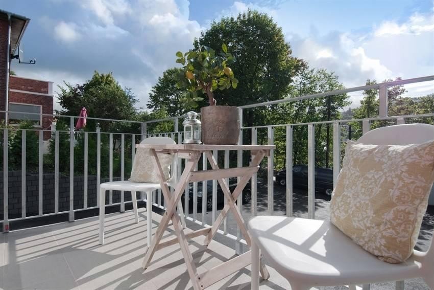 Terrasse med plass til bord og stoler. Galleribilde