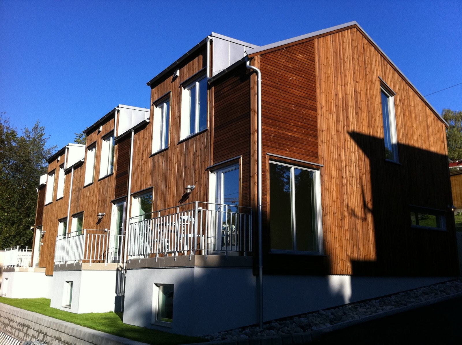 Fasade, huset til leie er innerst til venstre. Galleribilde