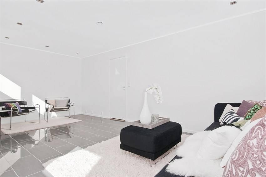 Stor kjellerstue, som kan benyttes som soverom. Galleribilde