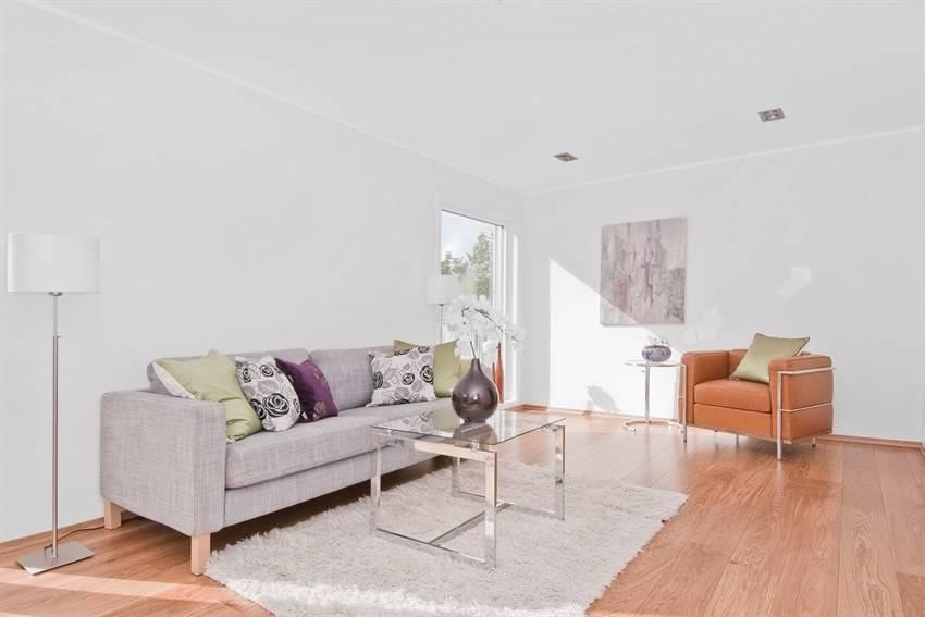 Bilde fra stua i 1. etasje, åpen løsning med spisebord og sofakrok. Uttak for TV. Galleribilde