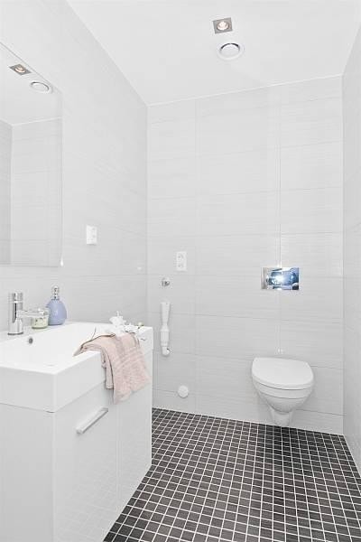 Fullt bad i underetasjen, her er også vaskemaskin. Galleribilde