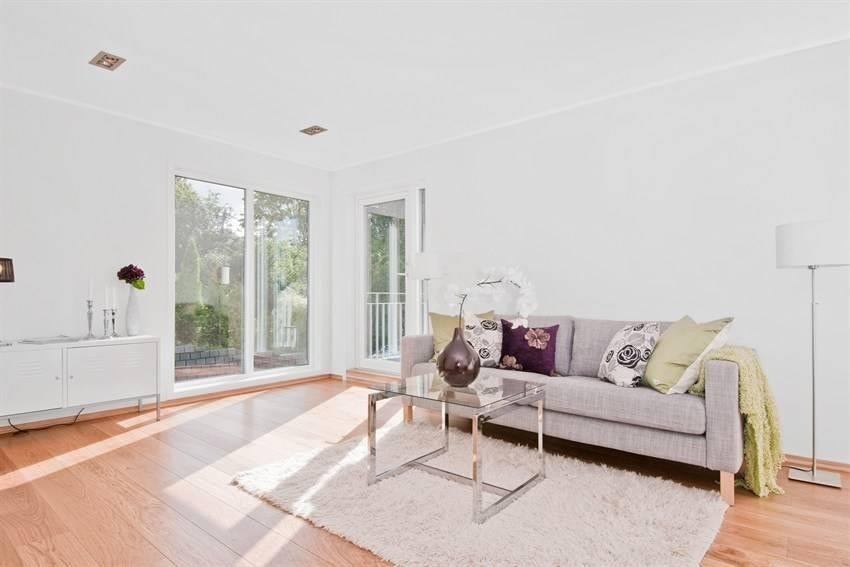 Bilde fra stua i 1. etasje, åpen løsning med spisebord og sofakrok. Uttak for TV. Galleribilde