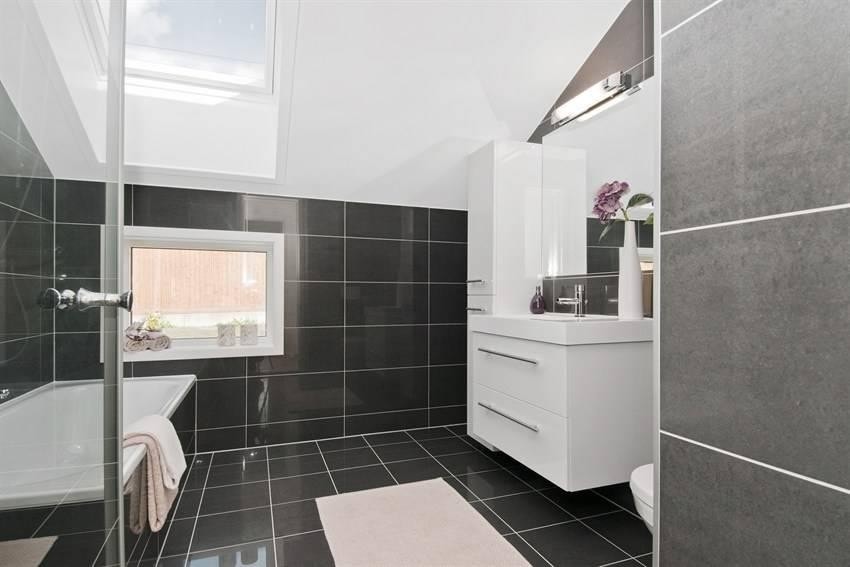 Fullt bad i 2. etasje, med badekar og dusj. Galleribilde