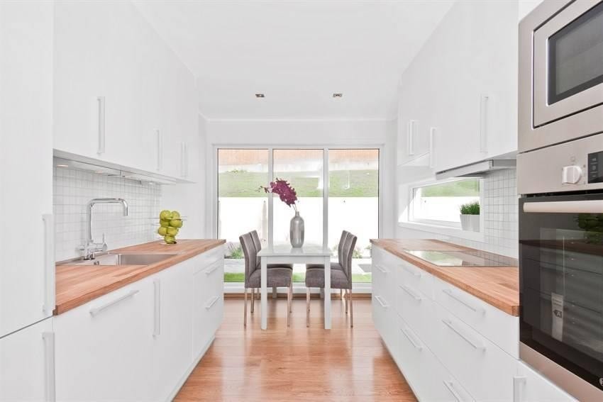 Praktisk kjøkken med spiseplass og integrerte hvitevarer. Galleribilde