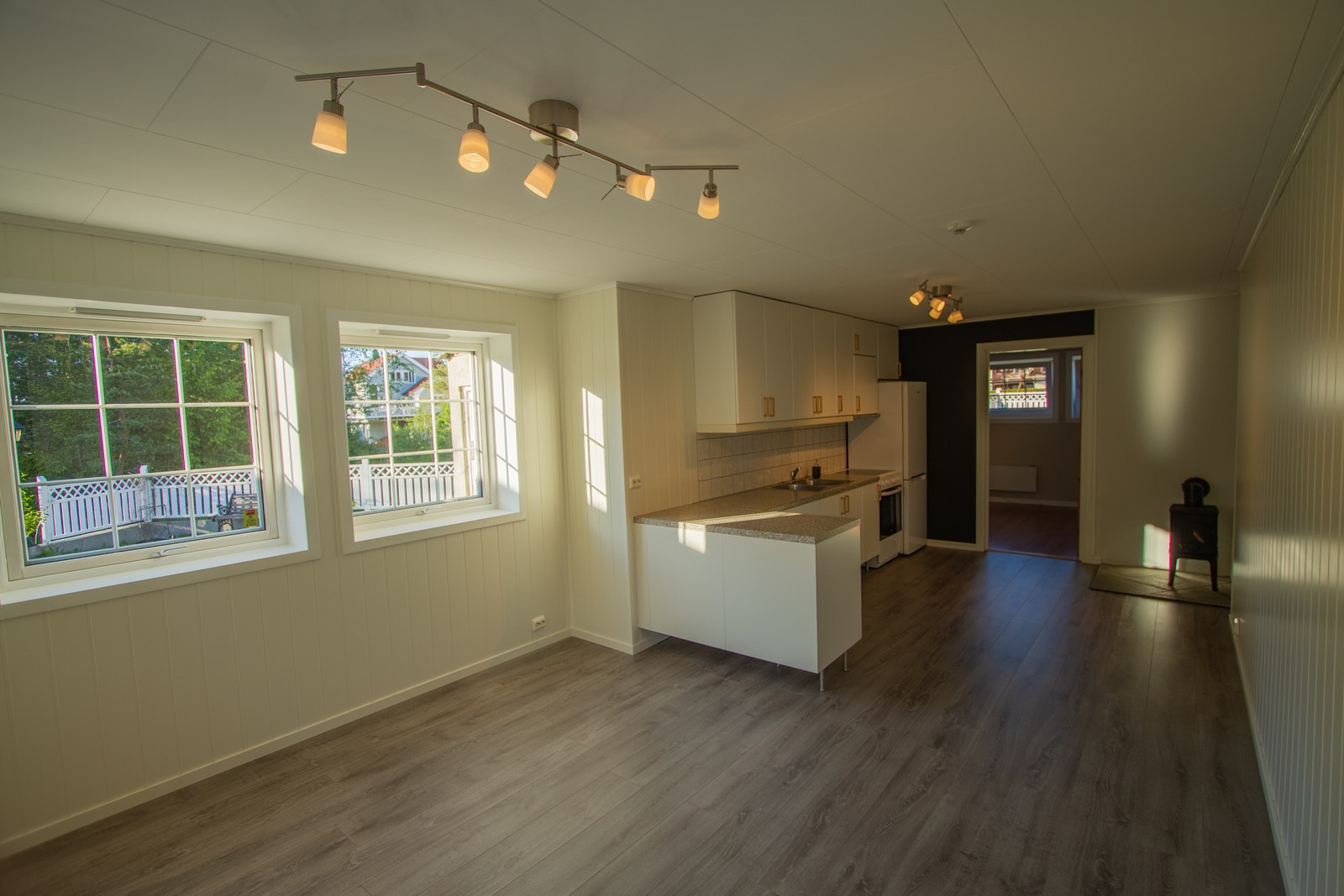 Åpen stue med kjøkkenkrok Galleribilde