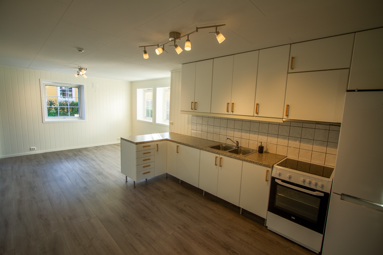 Romslig kjøkkenkrok med oppvaskmaskin i benk Galleribilde