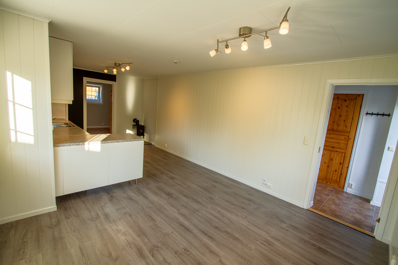 Åpen stue med kjøkkenkrok Galleribilde